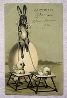 Antik dombornyomott Húsvéti üdvözlő képeslap nyuszi tojáson csibék etetőszékben