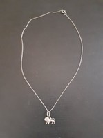 Vékony ezüst nyaklánc horoszkópos (oroszlán) medállal