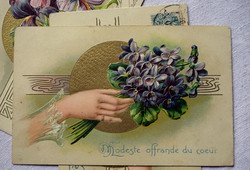 Antik dombornyomott üdvözlő képeslap sorozatból virágot tartó kéz  ibolya