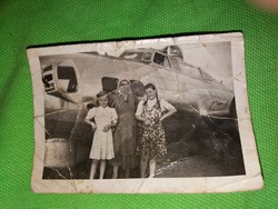 Antik  II. VH. Asszonyok a Messerschmitt  repülőgép előtt fotó 6 X 9,5 cm a képek szerint