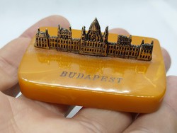 Régi borostyán színű bakelit, catalin Budapest parlament, országház emléktárgy
