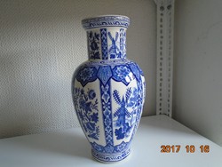 Kobaltkékkel festett kínai váza stilizált virágos emblémákkal és sziklás tájkép mintával 29 cm