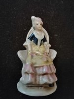 Ülő hölgy Altwien porcelán figura