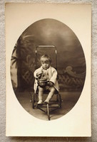 Antik francia üdvözlő fotó képeslap  kisgyerek babakocsiban  kosárral