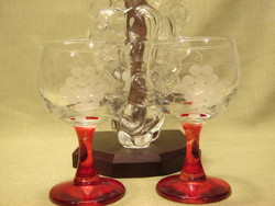 Üveg boros készlet szőlőfürt alakú palack és 2 talpas pohár állványon