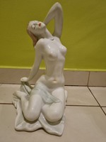 Aquincum porcelán párnán ülő fürdőző nő, 23 cm magas.