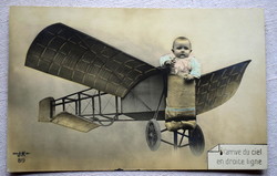 Antik francia üdvözlő fotó képeslap  vitorlázó repülőn érkező baba