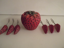 Synthetic resin - strawberry shaped - forks - holder - strawberry 10 x 10 cm - fork 12 x 3 cm flawless