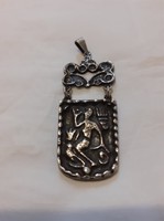 Antikolt ezüst színű, mutatós fém medál (másolat)