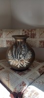 Bod Éva kerámikus  művész  elegáns, óarany színezetű, nyomott páfrány és virág mintás kerámia vázája