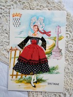 Vintage selyemfonállal hímzett, textilrátétes képeslap Bretagne-i népviselet, 1970-es évek