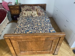 Intarziás kényelmes antik ágy matraccal