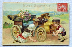 Antik dombornyomott üdvözlő képeslap  automobilt szerelő gyerekek