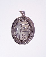 Régi kínai, japán gazdagság, boldogság írásjeles ezüst medál