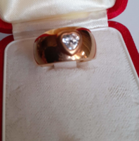 Retro dúsan aranyozott kis méretű gyűrű csiszolt csillogó fehér szív alakú foglalt kővel ékítve