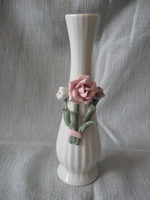 Shabby chic romantikus ,rózsaszín, plasztikus rózsás fehér, bordás porcelán váza