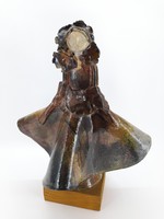 Laborcz Mónika kerámia kisplasztika, női figura
