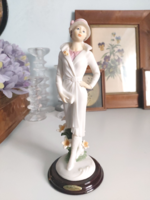 27 cm magas, elegáns hölgyet ábrázoló szobor, figura, fa talapzaton, jelzett "Juliana collection"