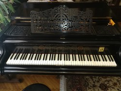 Bécsi mechanikás rövid fekete zongora