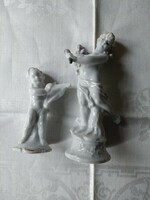 2 db porcelán szobrocska, az egyik muzsikál, a másik tulipánt osztogat