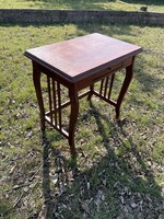 Antik Lantlábú fiókos asztalka
