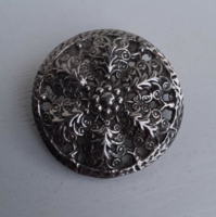 Retro silver colored openwork pattern brooch badge