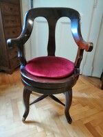 Régi forgatható fodrász szék