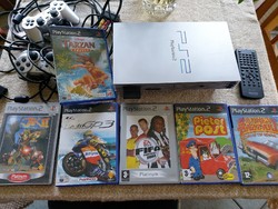 PS2 konzol, 2 db joystick-kal, távirányítóval, a képen látható játékokkal