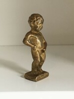 Brüsszeli pisilő kisfiú réz szobor