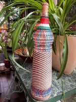 Fonott üveg flaska, retro, színes drótból font burkolatú üveg