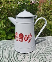 Gyönyörű 2.5 literes zománcos kiöntő teáskanna fehér alapon piros virágos nosztalgia falusi paraszti