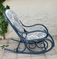 Thonet rocking chair renovated in a Mediterranean atmosphere