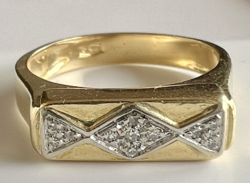 77T. 1 Forintról! 18 karátos Arany (3,6 g) Gyűrű, apró Accant Gyémántokkal!