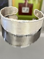 Egyedi, kézi készítésű, tömör ezüst karperec