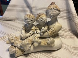 Kovács Éva kerámia szobor: anya gyermekekkel 24x20 cm