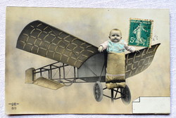 Antik francia üdvözlő fotó képeslap  vitorlázó repülőn érkező baba