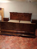 Antik hálószobagarnitúra ágy, éjjeliszekrény, fésülködöszekrény tükörrel