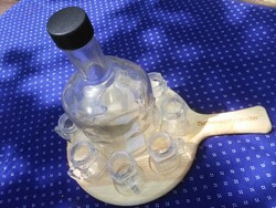 Scnapsrunde pálinkás kínáló koponya mintázatú palackkal