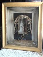 Antik esküvői fali emlékdoboz fotóval mirtusz koszorúval, fátyollal és kitűzővel
