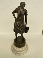 Antik bronz korsós lány szobor márvány talpazaton