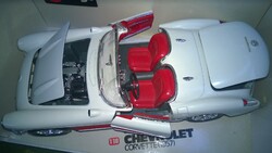 Chevrolet Corvette 1957-Burago autó modell 1:24