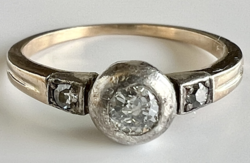 160T. 1 Forintról! Antik Button Arany (2,5 g) Briliáns (0,3 Ct) gyűrű, Hófehér kővel!