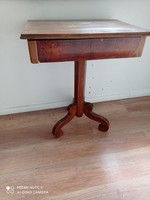 Szép régi varró asztalka