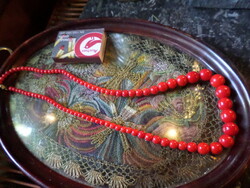 48 Cm necklace of warm red glass beads of varying mesh size.