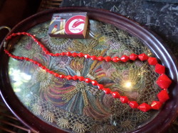 50 cm warm red, faceted glass bead necklace of varying eye size.