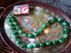 Necklace of 50 cm malachite (or effect glass) and green crystal beads.