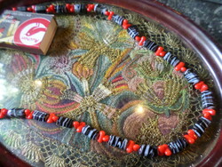 50 cm-es , piros tic-tac formájú és fekete-szürke cirmos üveggyöngyökből álló nyaklánc .