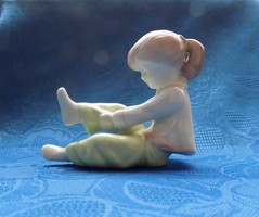 Aquincum porcelain dressing little girl figurine statue 10 cm (po-2)
