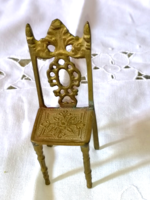 Babaház dekorációnak támlás szék fémből