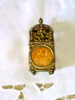 Babaház dekorációnak régi óra fémből